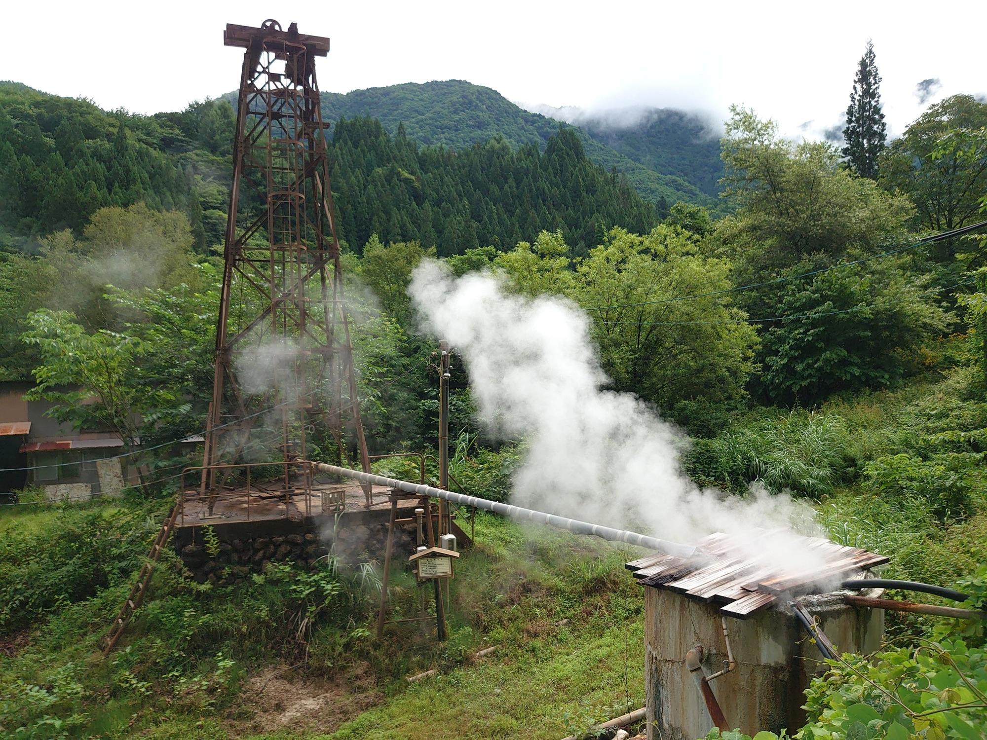 蒸気が立ち上る奥飛騨温泉郷福地温泉の泉源