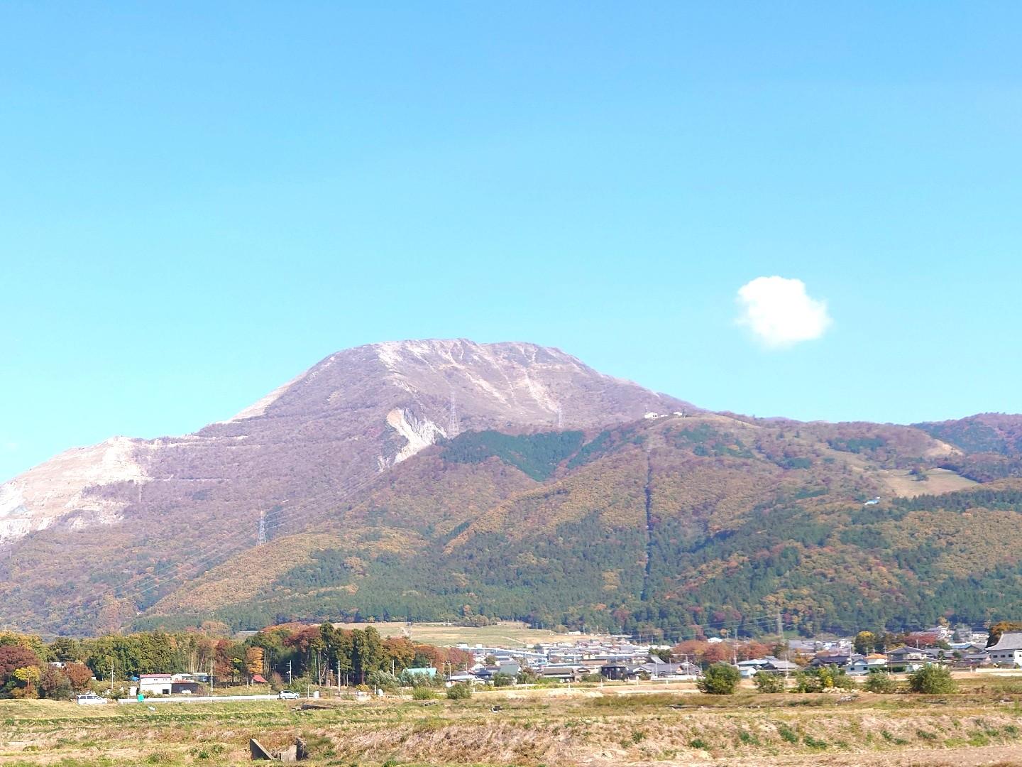 主に石灰岩からなる伊吹山