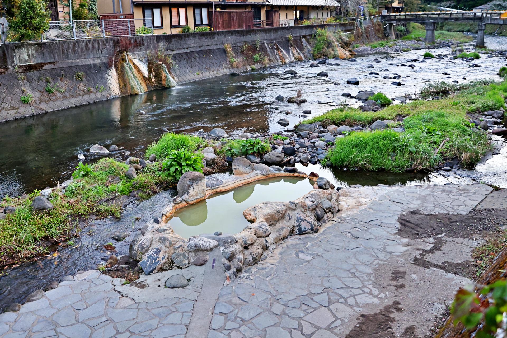 Carbon Dioxide Spring (Carbonated Spring)